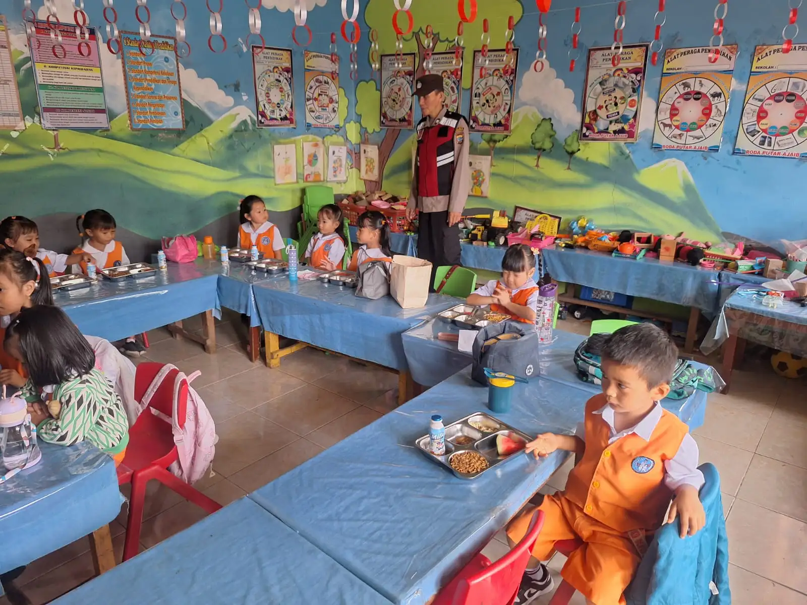 Ribuan Siswa di Langowan Utara Terima Makan Sehat Bergizi, Proses Distribusi Berjalan Lancar
